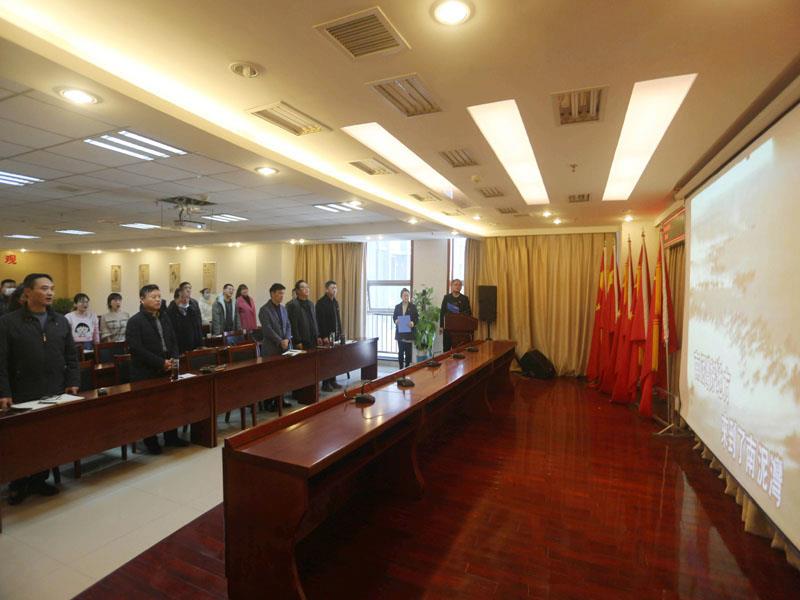 全体起立，齐唱《南泥湾》.JPG