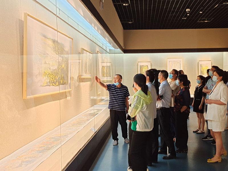 参观画展.jpg