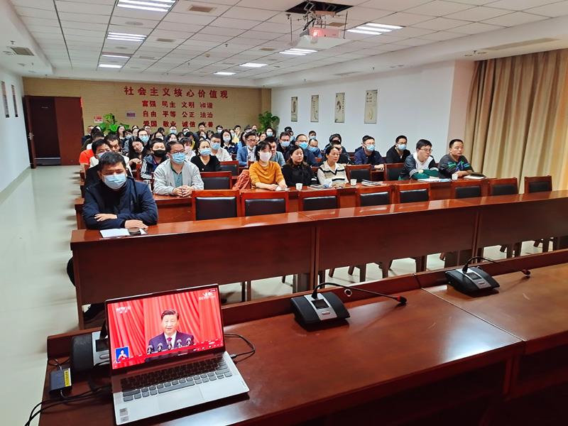 收看党的二十大2.jpg